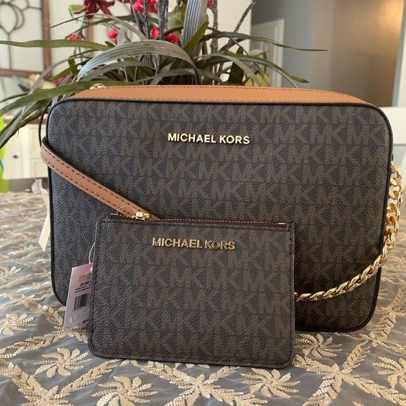 Michael Kors Handbags - MK Jet set large Crossbody & cardholder 😍